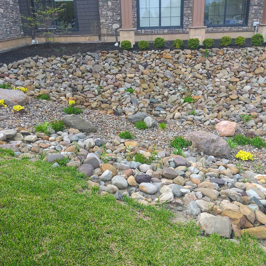 A large landscaped rock bed brings elegance and ambience at Vitalia Mentor.
